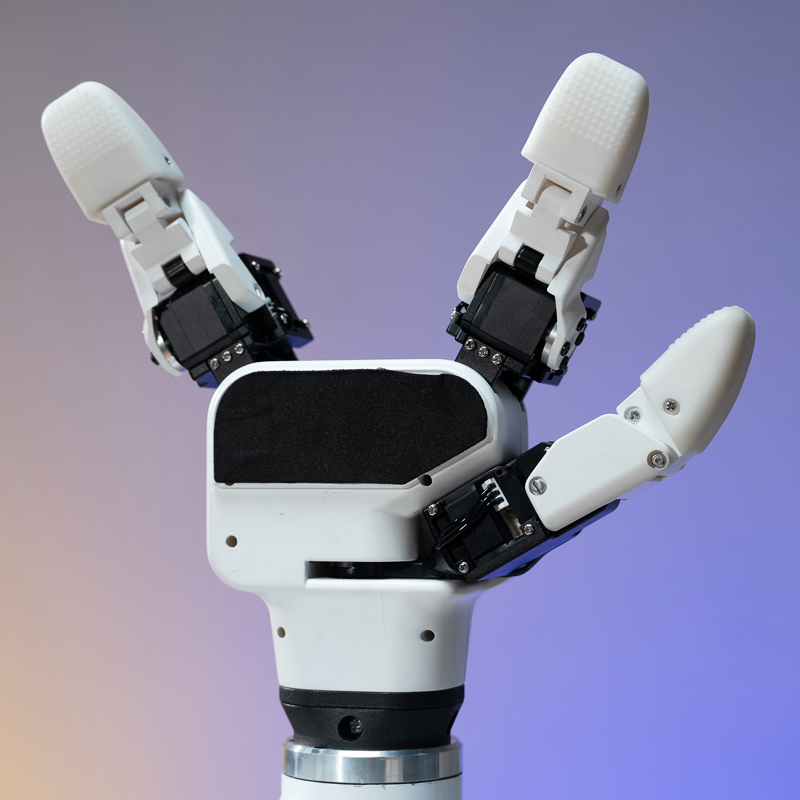 ذراع روبوتية على شكل فيل يتم التحكم فيها بقوة، ومقبض آلي، ومنفذ طرفي myGripper H100، وذراع ماهرة بثلاثة أصابع